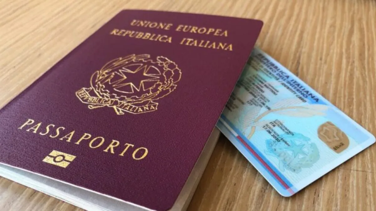 Passaporto italiano e carta di identità sul tavolo