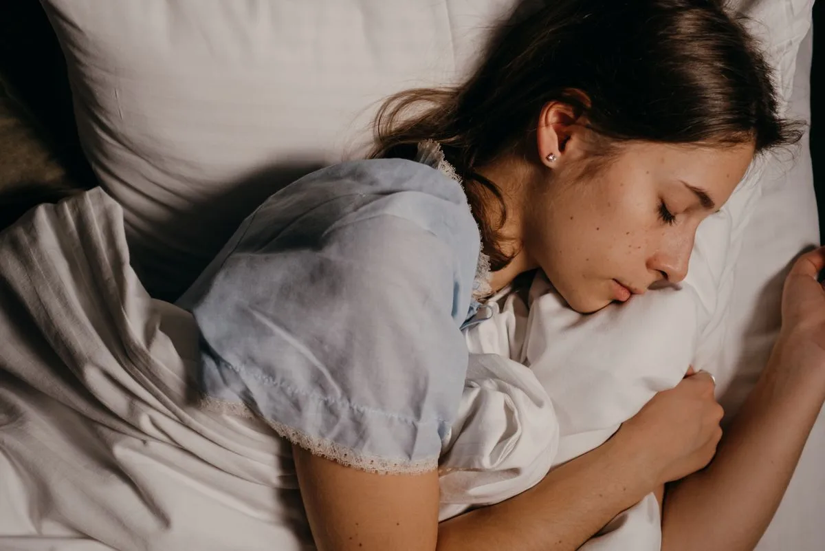 Donna che dorme serenamente nel letto di notte