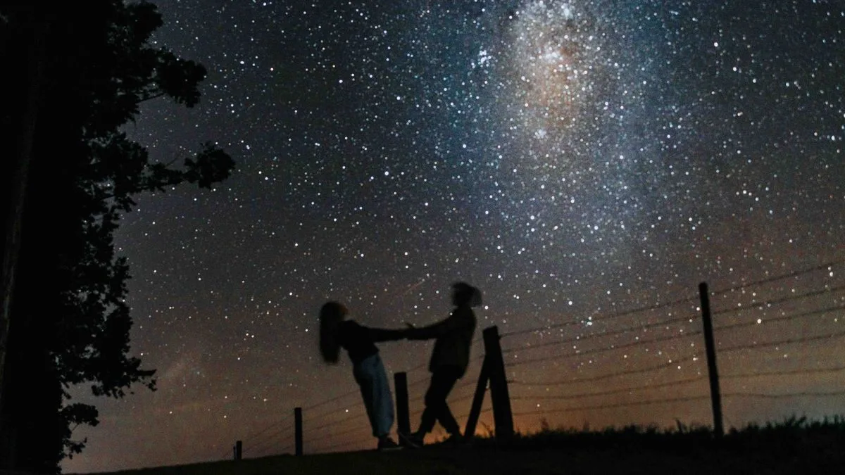 Coppia in silhouette sotto un cielo stellato