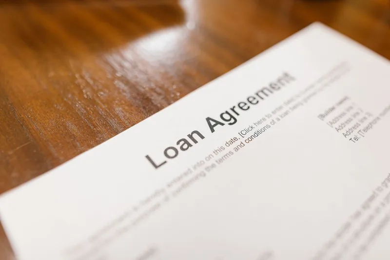 Documento loan agreement su un tavolo di legno