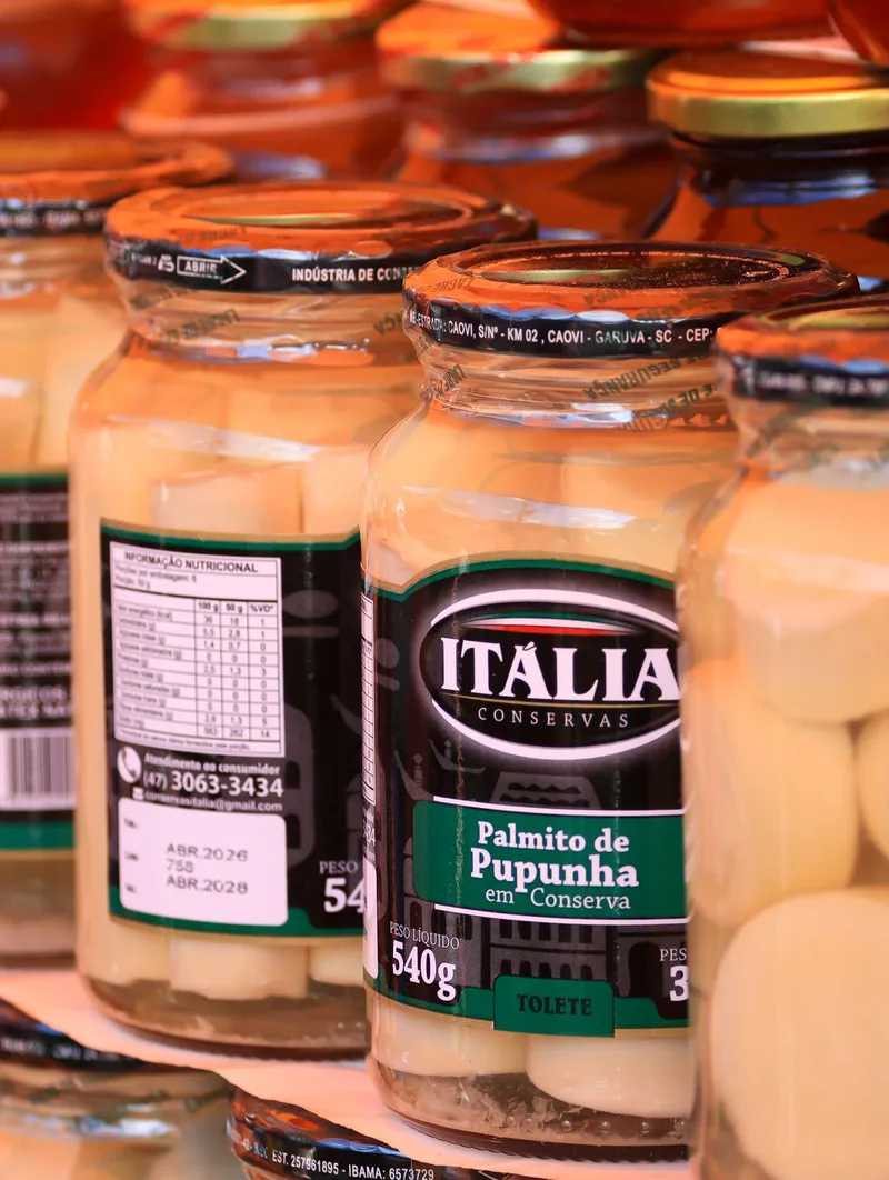 Barattoli di conserve con etichette in primo piano