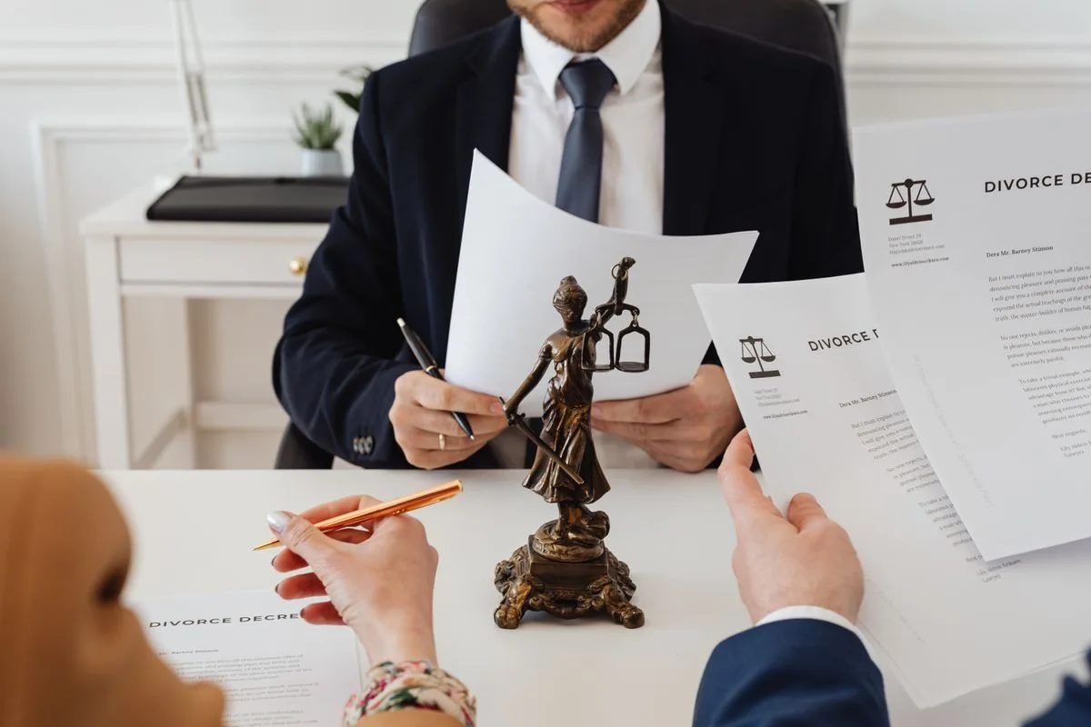Avvocato che consegna documenti di successione ai familiari