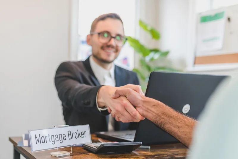 Stretta di mano con un consulente mutui in banca