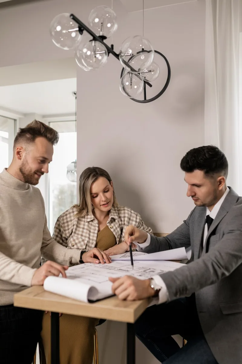 Coppia che parla di mutuo con un consulente in ufficio