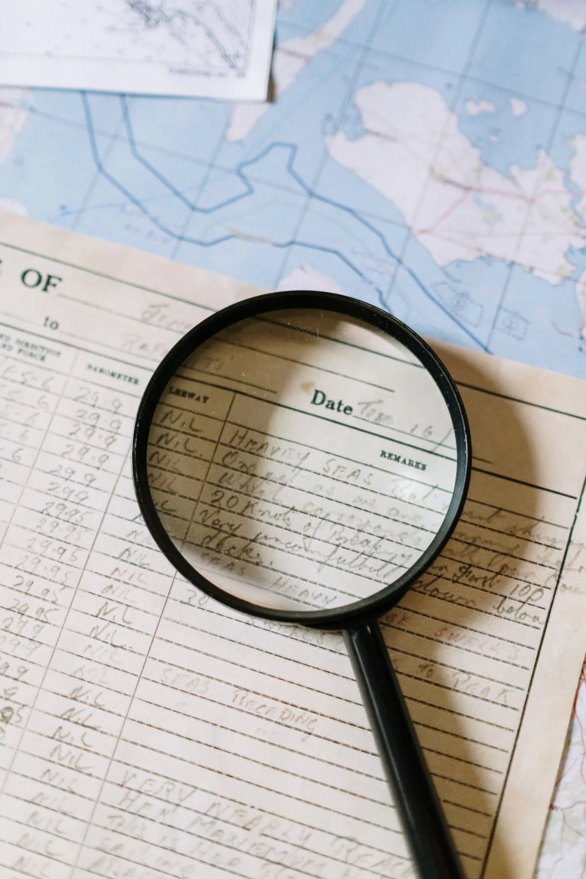 Mappa catastale con lente di ingrandimento e documenti
